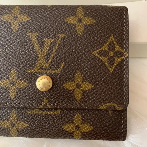 Louis Vuitton Monogram Compact Wallet 😍🌺 - Picture 5 of 12
